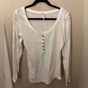 FREE PEOPLE WHITE HENLEY WITH CROCHET DETAILING ON SLEEVES SIZE MEDIUM